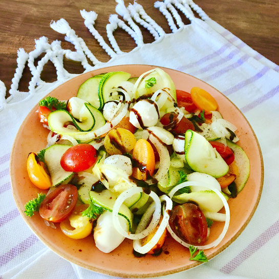 Zzzzzzz wie Zucchini! Vergesst Zoodles oder Zucchini-Flitters oder gefüllte Zucchini: Saulecker, vitamingeladen und ultraschnell ist der Salat aus frischen Zucchini. 