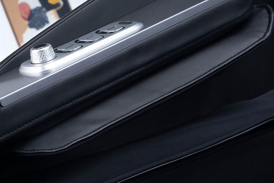 Massagesessel MAXXCARE® mit integrierter Steuereinheit, induktiver Smartphone-Ladestation und Bluetooth-Lautsprechern
