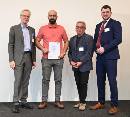 Gruppenfoto mit offizieller Urkunde in der Hand