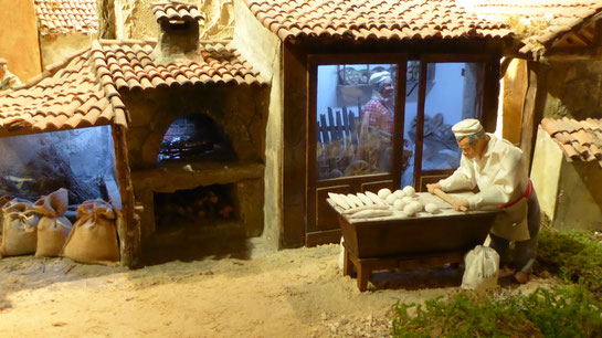 クレーシュには、キリスト生誕の場面以外に、村や人々の生活も表現されます。パンが美味しそう。