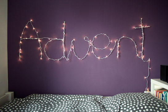 dieartigeBLOG - Schriftzug "ADVENT" aus Draht und Lichterkette