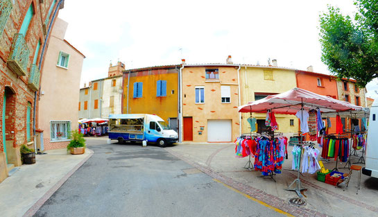 Le marché du jeudi à Corneilla-de-la-Rivière, phase d'installation