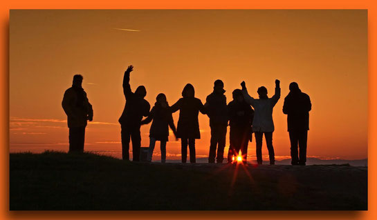 Osterfreude im aufgehenden Licht des Ostermorgens auf dem Michaelsberg in Ludwigshafen...