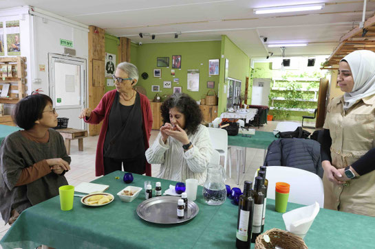 写真:高橋美香さん撮影(オリーブオイルのテイスティング中)