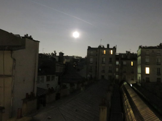 ホテルの窓から夜景を眺める。暗くなるのは深夜になってから