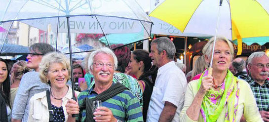 Wen interessiert schon das Wetter, wenn die Lions ihr Weinfest feiern? Allerdings wird der Regenschirm am vergangenen Samstag auch nur selten gebraucht, und die Lions können wieder ein grandioses Fest feiern. Bild: Fein