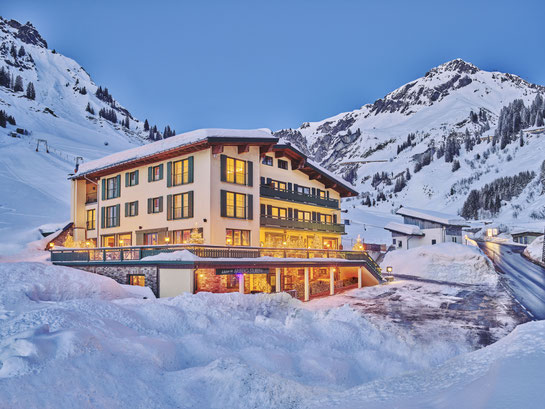 Hotel Arlberg Stuben Alexandra Lassnig mit Naturbadeteich und Blick auf den Flexenpass