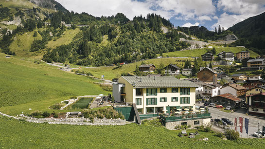 Hotel Arlberg Stuben Alexandra Lassnig mit Naturbadeteich und Blick auf den Flexenpass