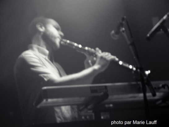 Térence THIAM con el clarinete en el Café La Pêche en Montreuil conLE PELICAN FRISE , 8°6 CREW y GREENLAND WHALEFISHERS