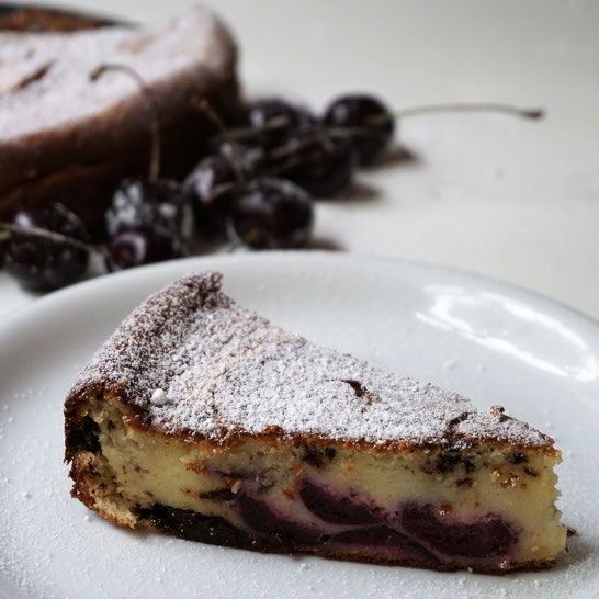 Ricottakuchen mit Kirschen und dunkler Schokolade