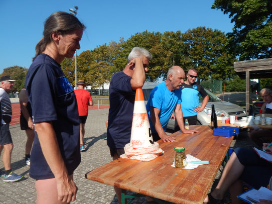 Intensive Vorbereitungen zur Siegerehrung.