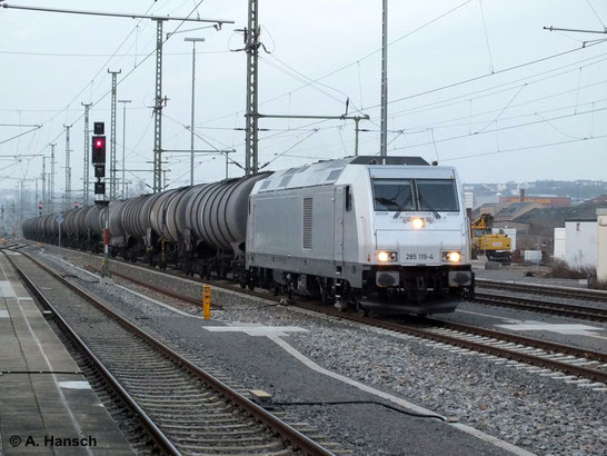 Am 7. März 2014 fährt 285 119-4 mit ihrem Kesselwagenzug in den Hbf. Chemnitz ein. Es handelt sich um den Leerzug des einen Tag zuvor angekommenen Ölzuges für das Tanklager Glösa. Der Zug wird hier kopfmachen und gen Freiberg weiterfahren