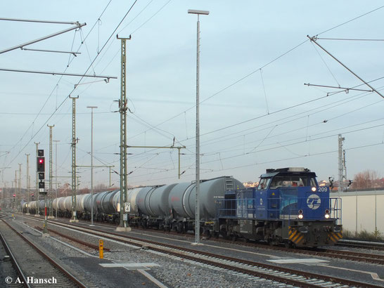 Aufgrund einer Streckensperrung zwischen Leipzig und Zwickau fuhren am 3. Dezember 2013 einige Güterzüge über Chemnitz Hbf. Einer der "Elbtalumleiter" ist der Kesselwagenzug mit 275 012-3 (Lok 209 der InfraLeuna GmbH)