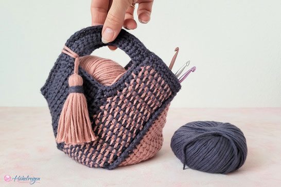 Wir haekeln gemeinsam eine kleine Tasche in zwei Farben. Unser Projekt zum Tunesisch Haekeln Lernen.