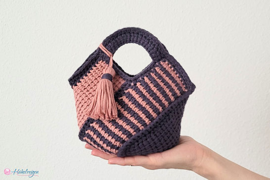 Das Projekt für den Tunesisch Haekeln-Kurs: eine Tasche mit vier unterschiedlichen Farbmustern