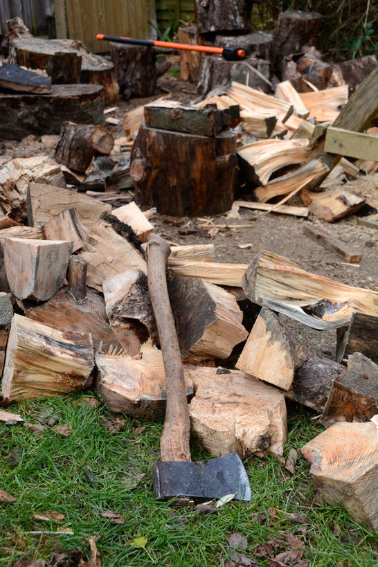 Maritime pine is tough to split due to the many embedded cross-branches. In the end I resorted to a big Bahco maul and the chainsaw for some of the worst offenders (until the brake broke).