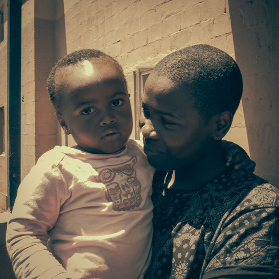 Die Kinder im Township schwanken zwischen Neugierde, Begeisterung, Freude und Angst beim nahen Anblick meiner Person. Hier bin ich derjenige mit einer anderen Hautfarbe - Township Langa Cape Town South Africa