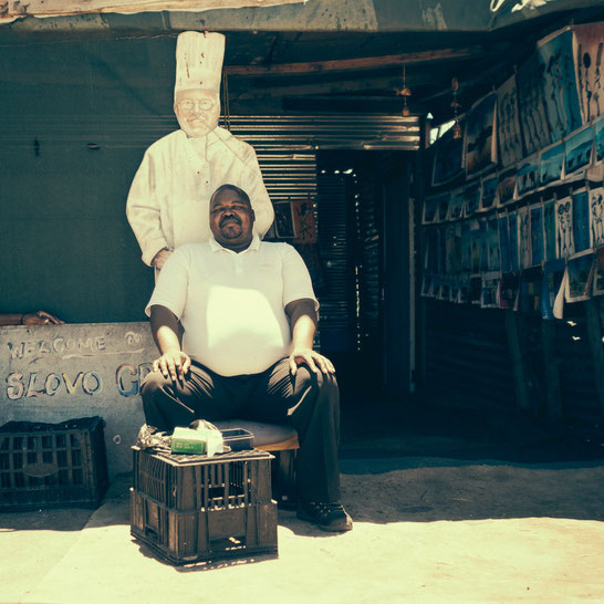 Traditionelles südafrikanisches Handwerk für Touristen darf auch im Township nicht fehlen. Natürlich kauft es sich hier besser als im Shop an der Waterfront - Township Langa Cape Town South Africa