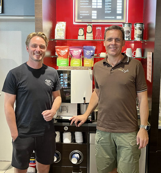 Achim Nestle (links) und Rainer Weikmann bei der Einführung des RösterNest Kaffees an unserer Eni Tankstelle in Illertissen.