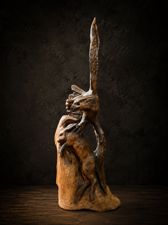 Handgefertigte Adler Holzskulptur von Jess Black aus Holz mit ausgebreiteten Flügeln in dunkler Atelier Szene