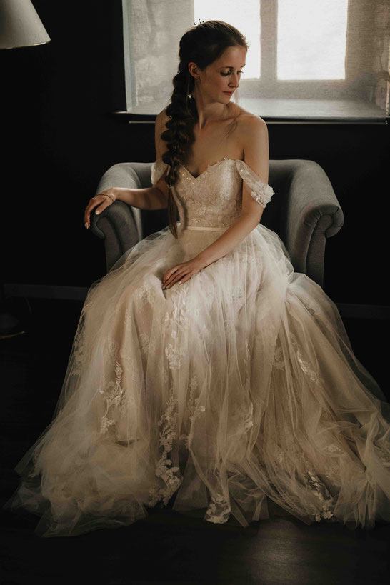 Brautportrait einer Braut, die im Sessel sitzt - Hochzeitsfotograf Mainz - Hochzeitsfotograf Deutschland - Hochzeitsfotograf Europa