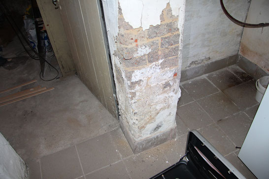 Kellergeschoss: die Innenwände wiesen Schäden durch aufsteigende Feuchte auf.