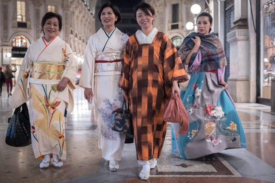 Performance I colori di Hideyoshi e Rikyū, Galleria Vittorio Emanuele II Milano, Libreria Bocca dal 1775. Foto di Alberto Moro