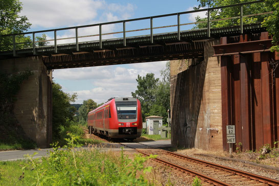 RE nach Elsterberg unter der ehemaligen Streckenführung der Strecke Werdau - Mehlteuer.