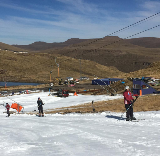 Skifahren im AfriSki-Resort im südafrikanischen Königreich Lesotho (Quelle: https://www.welt.de/img/reise/Fern/mobile160018188/6822506537-ci102l-w1024/Skifahren-in-Suedafrika.jpg, 22.12.2019)