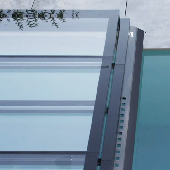 Die Aura E2G Poolüberdachung gibt es mit Einscheibensicherheitsglas (ESG). Darin kann man sich spiegeln denn für die Rahmenlose Optik sorgt der schwarze Emailstreifen.