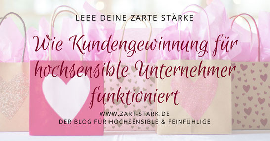 Foto verschiedener Papiergeschenktüten mit aufgedruckten Herzen