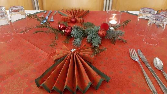 Wunderschön gedeckter Tisch bei der Weihnachtsfeier der LandFrauen Großdeinbachs