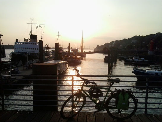 Bild: Hamburg Hafen, Elbe, HDW