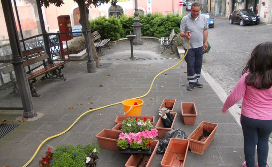 Frosinone. Il signor Luciano alle prese con la pulizia della piazzetta (foto Fausta Dumano)