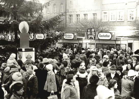 Weihnachtsmarkt 1981 in Radeberg. Einkaufs-Trubel auf dem Radeberger Striezelmarkt 1981