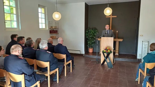 Ortsbürgermeister Frank-Dieter Pfefferkorn sprach bei der Gedenkveranstaltung in der vollbesetzten Friedhofskapelle. Foto: Frank Bertram