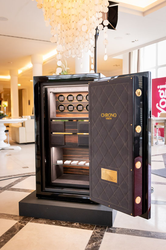 Luxus der schützt. Ein stilvoller Premiumtresor mit Uhrenbeweger von Chronoswiss im Foyer des Steigenberger Grandhotels & Spa Heringsdorf