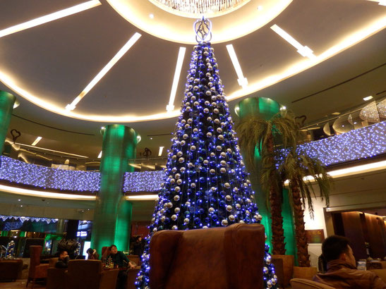 Die Eingangshalle des Kempinskis mit superbequemen Sitzgelegenheiten und überschmücktem Weihnachtsbaum