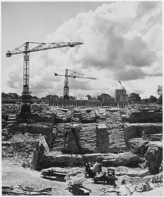 Des grues géantes dans le chantier de construction du barrage électrique d'Edea