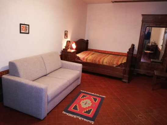 Das Sofa in der Scheunenwohnung in Plottes