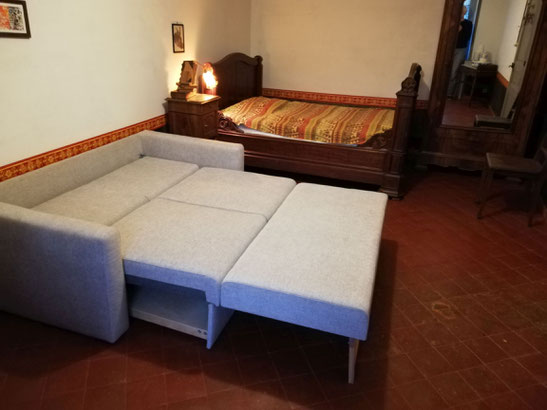 Das Sofa in der Scheunenwohnung in Plottes