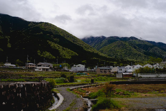 琵琶湖の湖畔からすぐに山。少ない平地に田畑が見えます