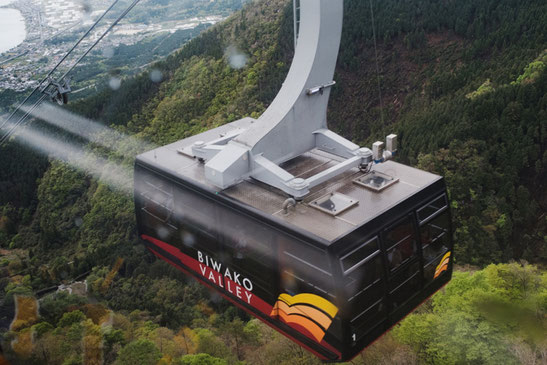 すれ違うロープウェイの車体に「BIWAKO VALLEY」の文字