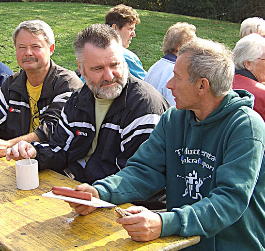 Hansjürgen Stahl nach dem Wettkampf in Ladenburg (links Dietmar Kneschk - rechts Hans Joachim Heinzel)