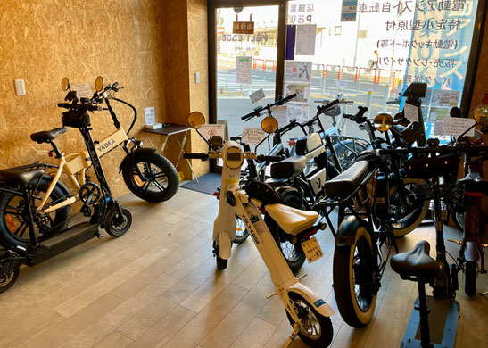 VOLT EDGE店内に並ぶ販売車両