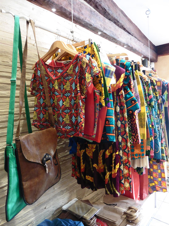 La boutique Les Créateurs propose entre autres les sacs en cuir de la marque Kémé Roots ( à gauche) et les créations Glam Ethnik