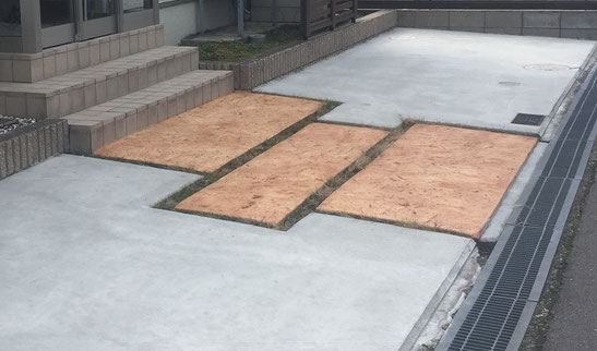 古くなった玄関前の土間をおしゃれなアプローチへリフォームする方法 Madoカラリフォーム 古くなった玄関前の土間をおしゃれなアプローチへリフォームする方法 Madoカラリフォーム
