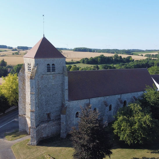 L'église Saint-Jean-Baptiste et son puissant clocher qui constituait un poste de guet idéal sur la vallée du Petit-Morin.