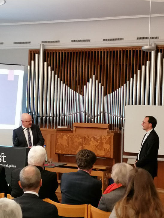 Vortrag im Musiksaal, rechts der Referent Dr. Sebastian Wetter, Dr. iur. can., links Domdekan und Generalvikar Guido Scherrer.