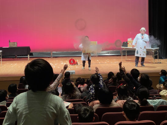 小学校の体育館で空気砲をしている様子
